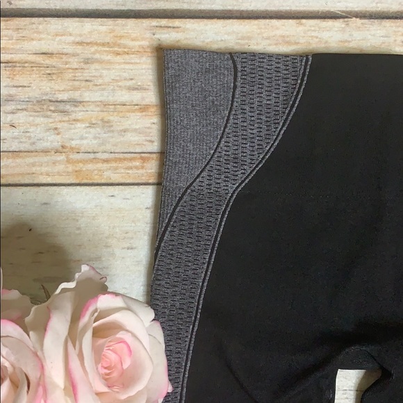 NEW without tag....Spanx active compression tight - Picture 2 of 3